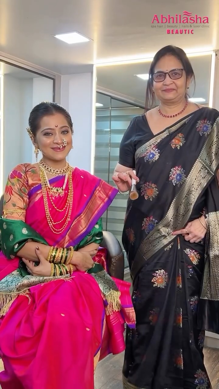 Madhavi Chitale finishing a Navari bride’s look inside Abhilasha Beautic, Thane