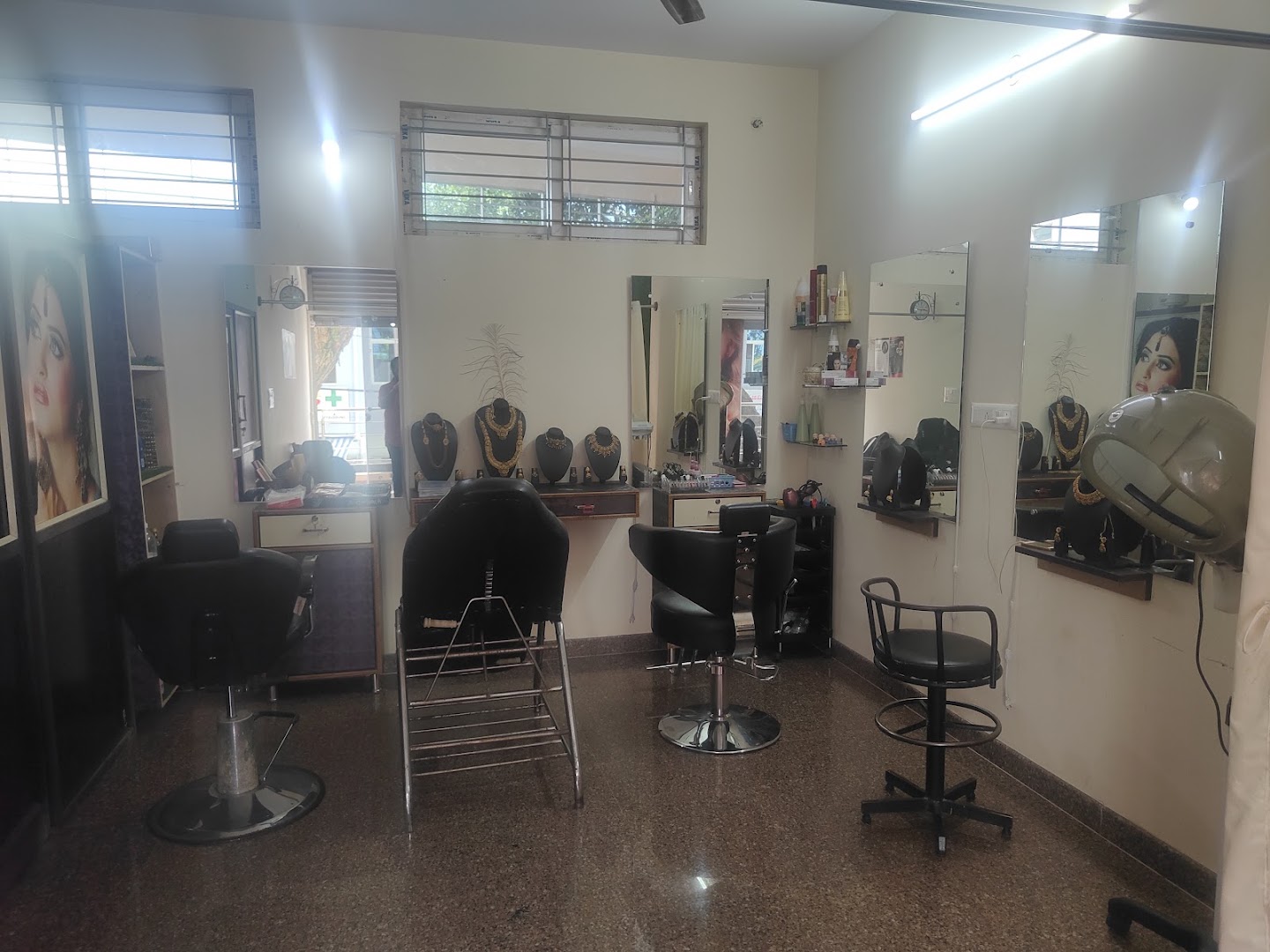 The styling floor at Siri Spa and Salon in Nagarbhavi — mirrors, chairs and the gold jewellery shelf