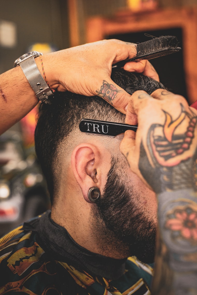 Grooming and threading station